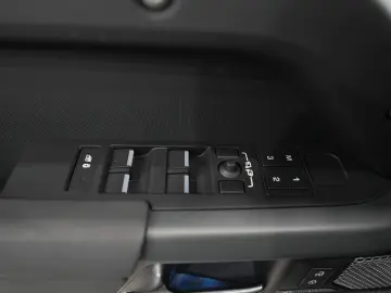 LAND ROVER Defender 130 X-Dynamic SE 8-SITZE MATRIX MERDIAN