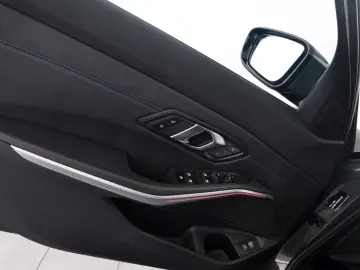 BMW 320i Touring M Sport Shadow HUD ACC RFK AHK 19