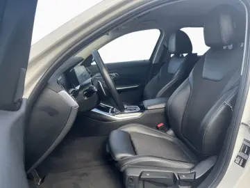 BMW 320i A Bluetooth Navi LED Klima PDC el. Fenster