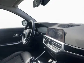 BMW 320i A Bluetooth Navi LED Klima PDC el. Fenster