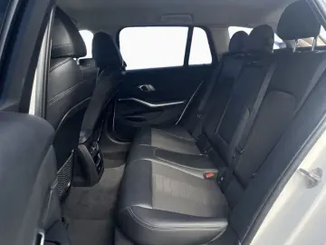 BMW 320i A Bluetooth Navi LED Klima PDC el. Fenster