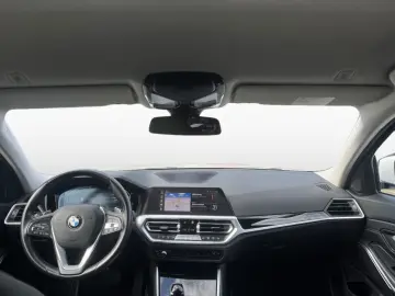 BMW 320i A Bluetooth Navi LED Klima PDC el. Fenster