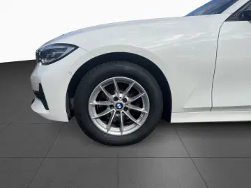 BMW 320i A Bluetooth Navi LED Klima PDC el. Fenster