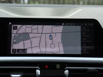 BMW 330e Lim. M Sport Individual LASER H&K SDACH 19