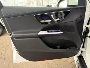 MERCEDES-BENZ GLC 300 d 4M AMG-PREMIUM PANO AHK MEMORY 360