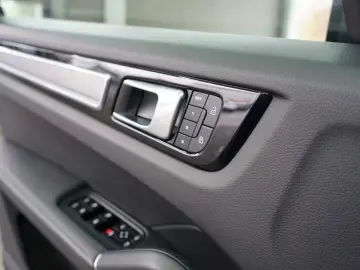 Porsche Cayenne Platinum Edition Pano Bose Keyless