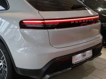 PORSCHE Macan Electric PASM BOSE