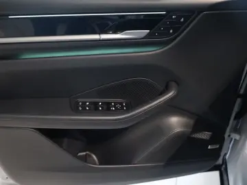 PORSCHE Macan Electric PASM BOSE