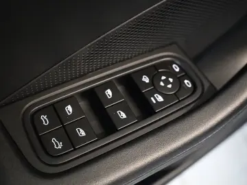 PORSCHE Macan Electric PASM BOSE