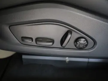 PORSCHE Macan Electric PASM BOSE