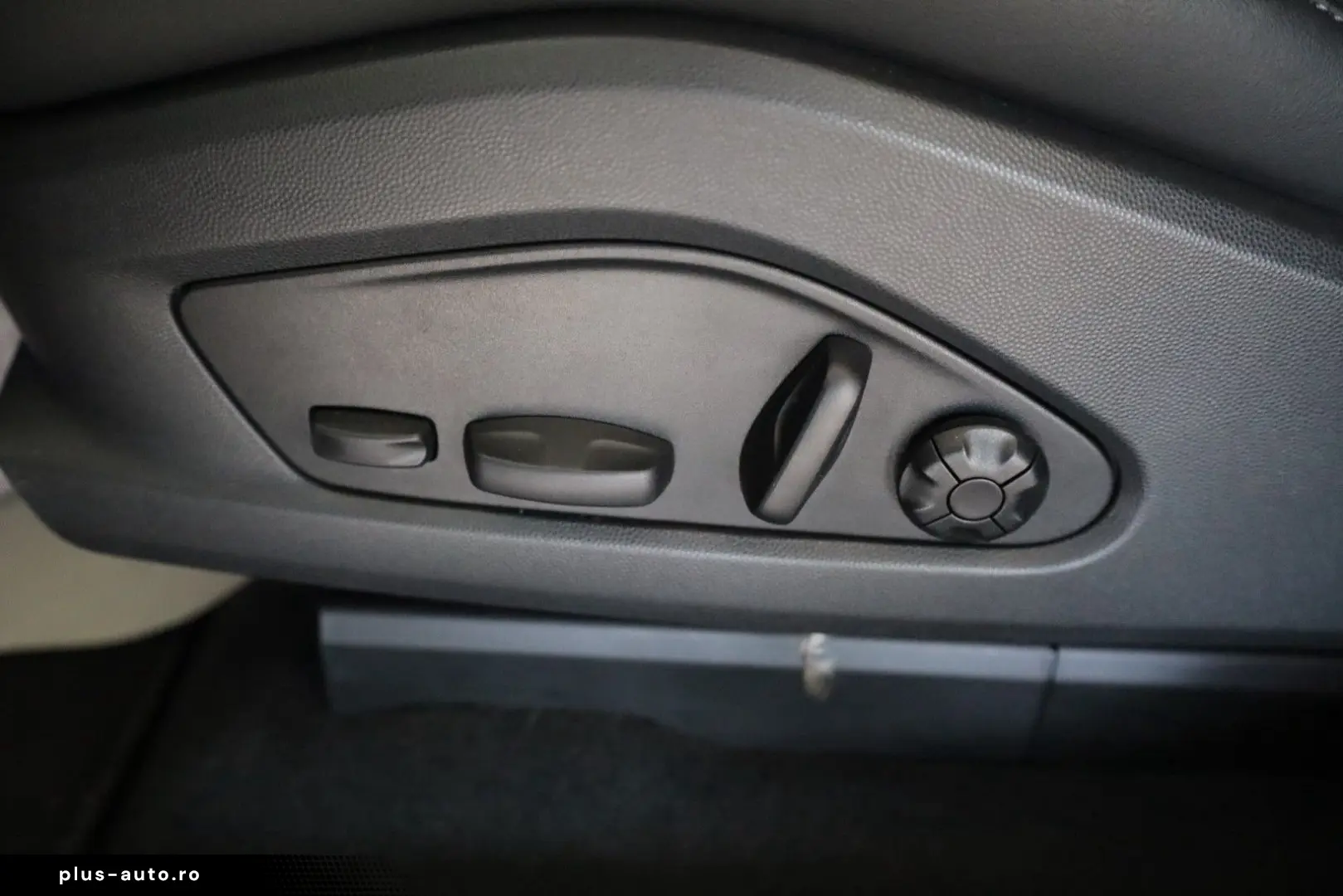 PORSCHE Macan Electric PASM BOSE