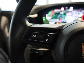 PORSCHE Macan Electric PASM BOSE