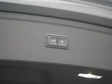 AUDI Q5 quattro S line NAVI VIRT SHZ CARPLAY LED AHK