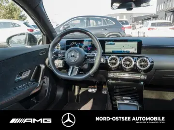 MERCEDES-BENZ A 200 LIMOUSINE AMG LINE PANORAMA NIGHT KEY