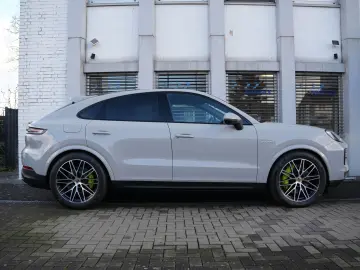PORSCHE E-Hybrid Coupé INNODRIV-PANO-SPORTABGAS-21SYPDER
