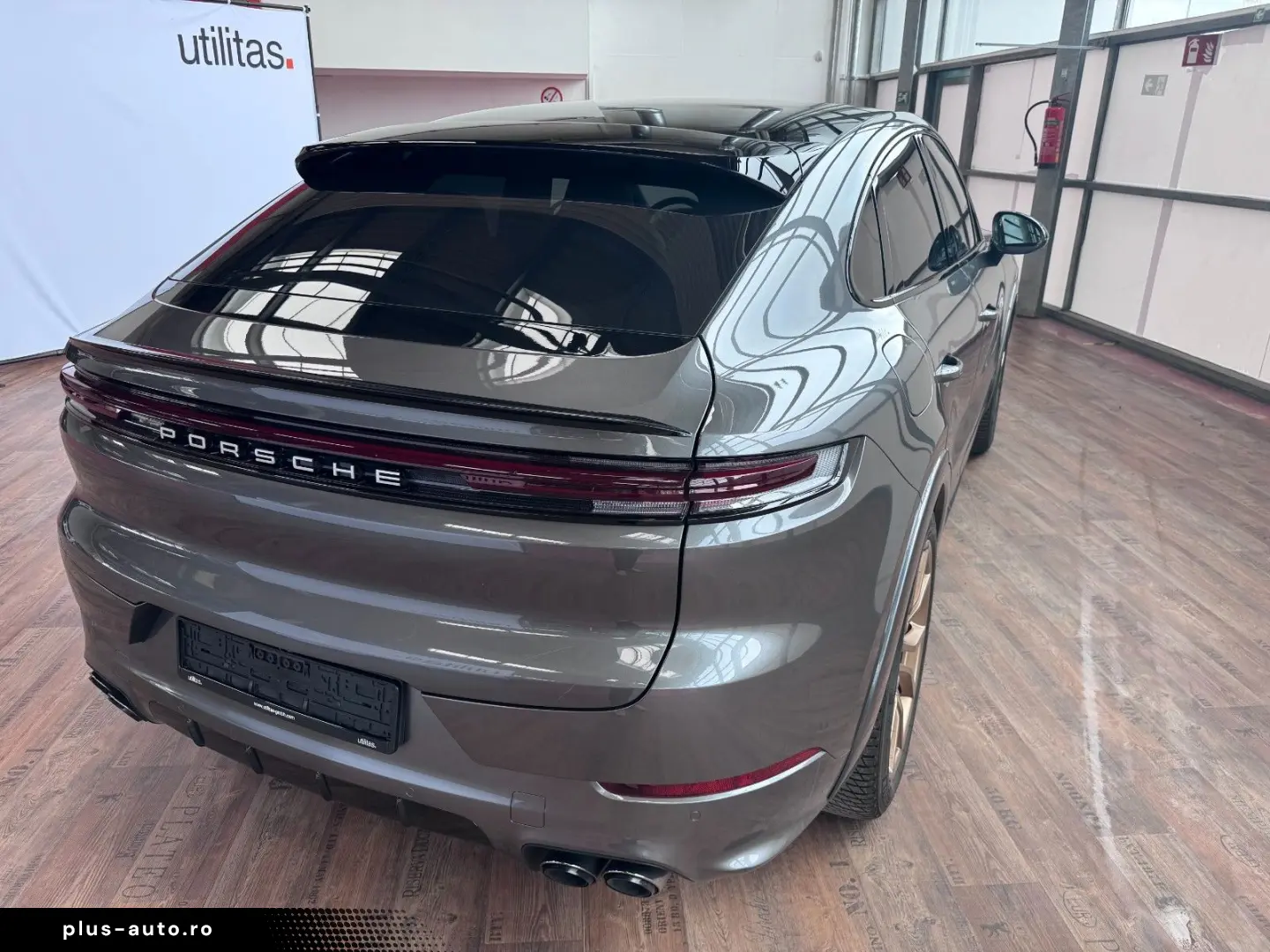 PORSCHE E-Hybrid Coupé   InnoDrive   BOSE   Matrix   21