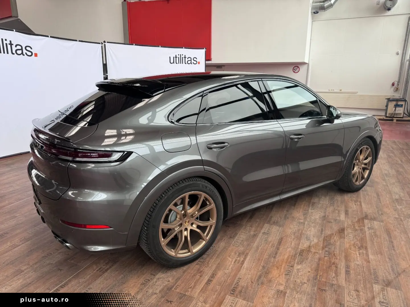 PORSCHE E-Hybrid Coupé   InnoDrive   BOSE   Matrix   21