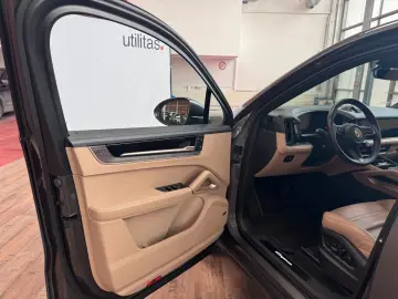 PORSCHE E-Hybrid Coupé   InnoDrive   BOSE   Matrix   21