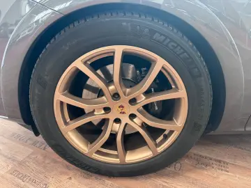 PORSCHE E-Hybrid Coupé   InnoDrive   BOSE   Matrix   21