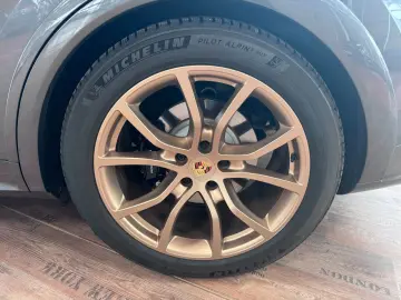 PORSCHE E-Hybrid Coupé   InnoDrive   BOSE   Matrix   21