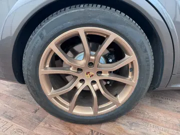 PORSCHE E-Hybrid Coupé   InnoDrive   BOSE   Matrix   21