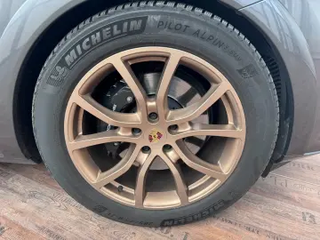 PORSCHE E-Hybrid Coupé   InnoDrive   BOSE   Matrix   21