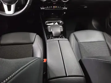 MERCEDES-BENZ CLA 200 d Progressive MBUX LED Distronic