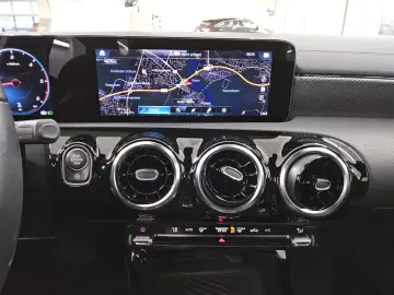 MERCEDES-BENZ CLA 200 d Progressive MBUX LED Distronic