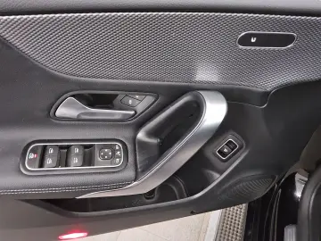 MERCEDES-BENZ CLA 200 d Progressive MBUX LED Distronic