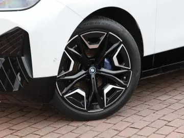 BMW iX xDrive40 Edition Sport Suite Pano Luft Laser