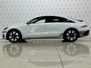 HYUNDAI IONIQ 6 77 4kWh 325ps 4WD Uniq 360 K BOSE NAV Qi