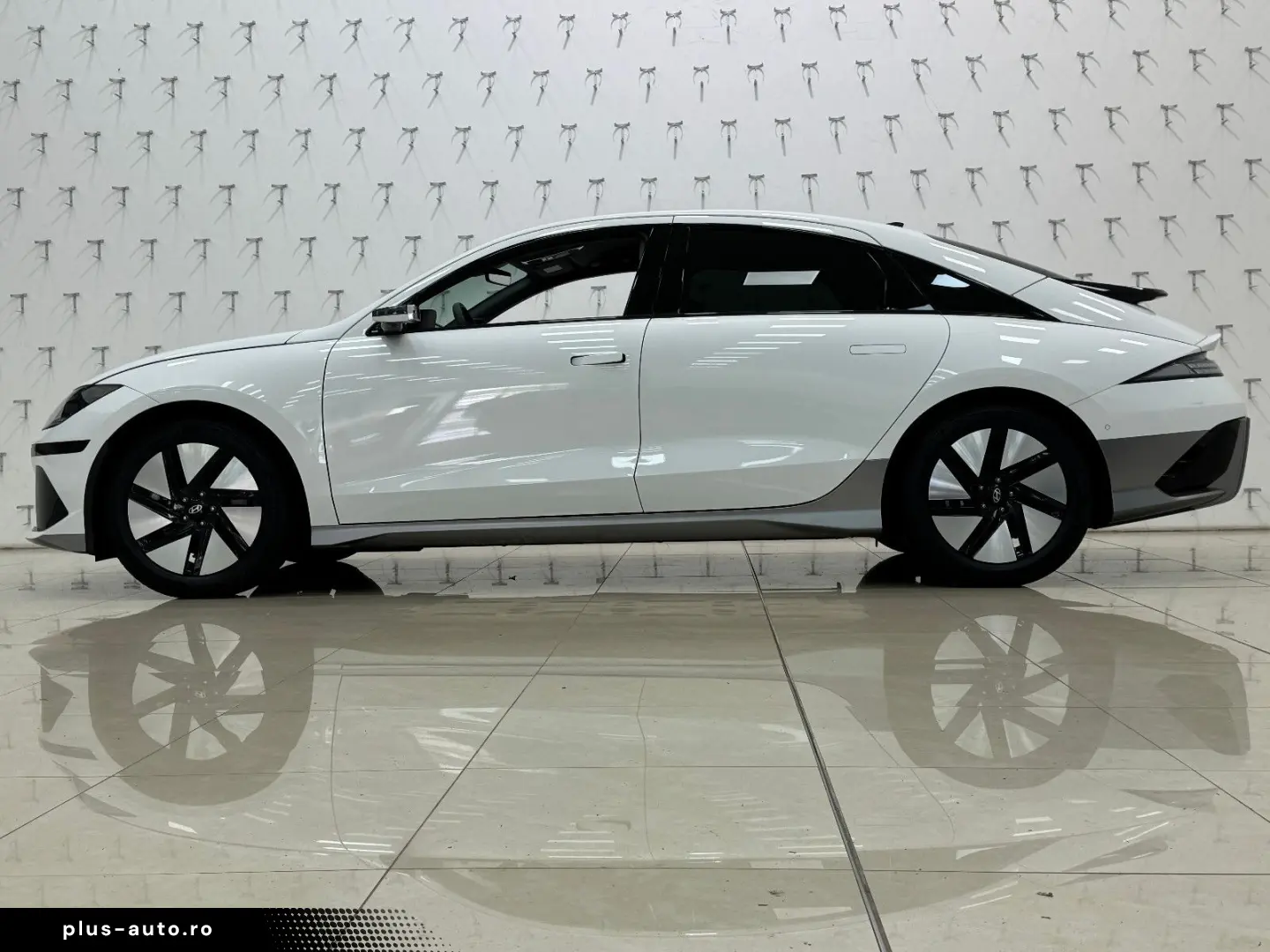 HYUNDAI IONIQ 6 77 4kWh 325ps 4WD Uniq 360 K BOSE NAV Qi
