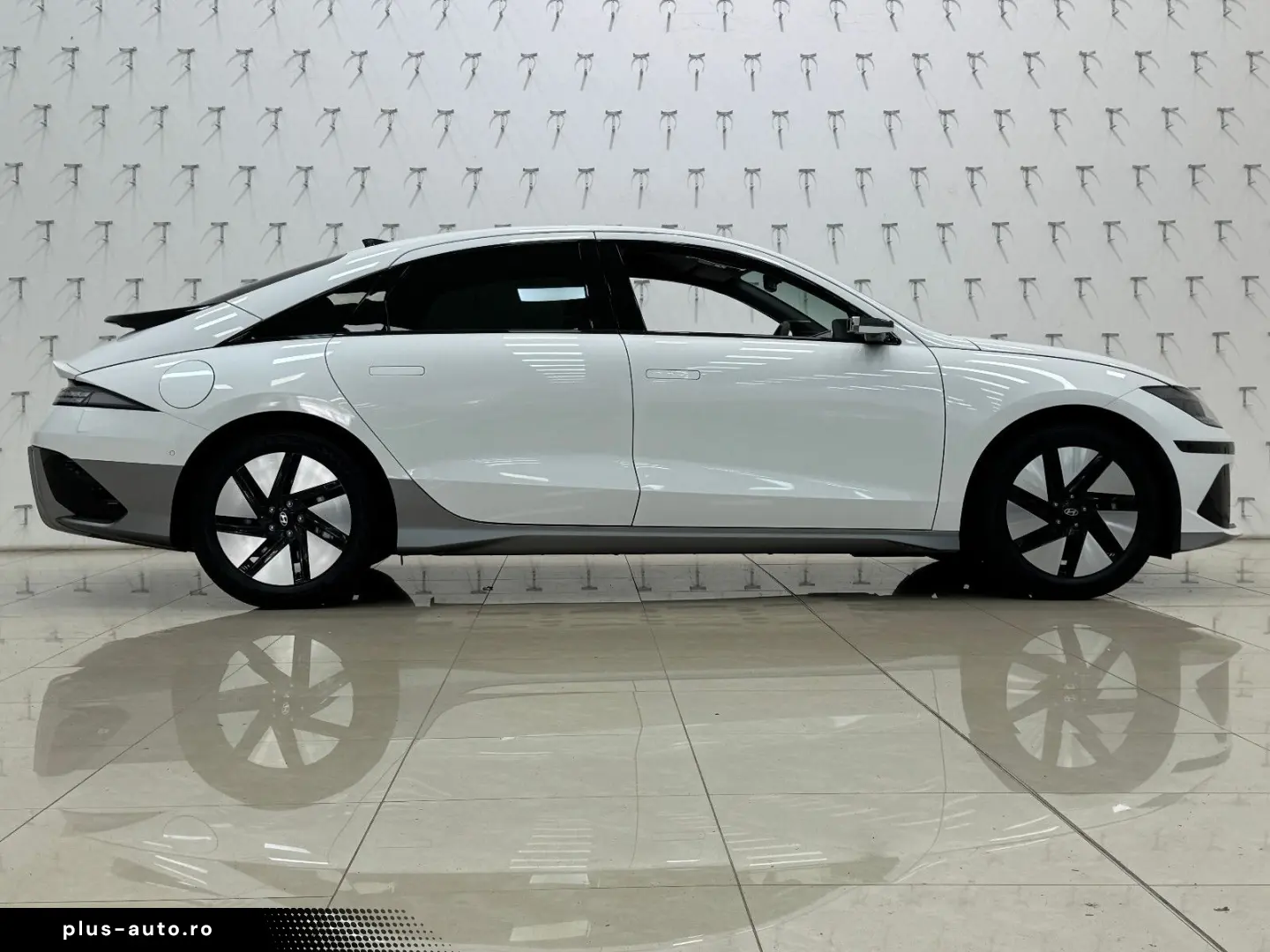 HYUNDAI IONIQ 6 77 4kWh 325ps 4WD Uniq 360 K BOSE NAV Qi