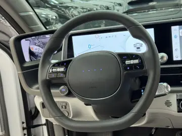 HYUNDAI IONIQ 6 77 4kWh 325ps 4WD Uniq 360 K BOSE NAV Qi