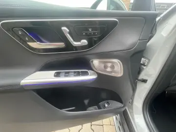 MERCEDES-BENZ GLC 300 d 4M AMG-PANO-DIST-HUD-AHK-360K-BUR-20