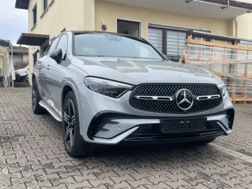 MERCEDES-BENZ GLC 300 d 4M AMG-PANO-DIST-HUD-AHK-360K-BUR-20