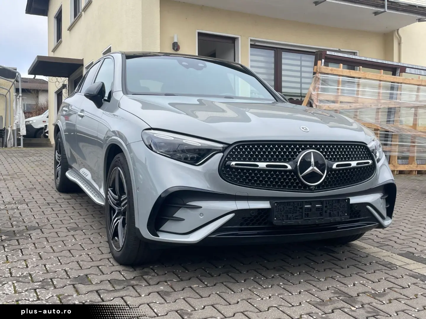 MERCEDES-BENZ GLC 300 d 4M AMG-PANO-DIST-HUD-AHK-360K-BUR-20