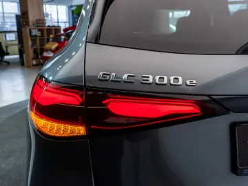 Mercedes-Benz GLC 300 e 4MATIC • 2.0 •  Off-Roader  • Benzin