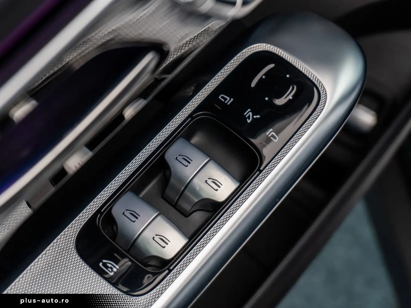 Mercedes-Benz GLC 300 e 4MATIC • 2.0 •  Off-Roader  • Benzin