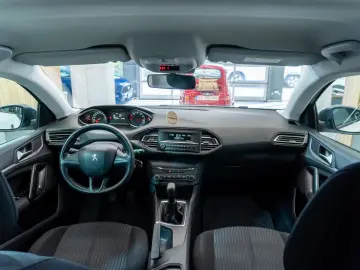 Peugeot 308 1.2 VTi Active Multimedia   AUX   Bluetooth   CD