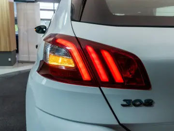 Peugeot 308 1.2 VTi Active Multimedia   AUX   Bluetooth   CD