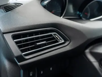 Peugeot 308 1.2 VTi Active Multimedia   AUX   Bluetooth   CD