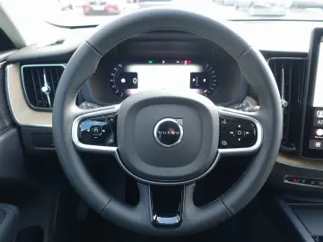 VOLVO XC60 Plus B5 AWD Dark Pano Head-UP 360  H&K BLIS