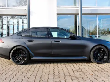 BMW M5   BOWERS&WILKINS  LED