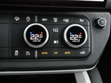 Land Rover Defender 110 S D200 AHK  19  LM Black  Sitzheizu