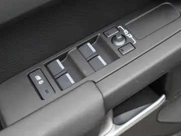 Land Rover Defender 110 S D200 AHK  19  LM Black  Sitzheizu