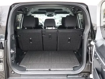 Land Rover Defender 110 S D200 AHK  19  LM Black  Sitzheizu