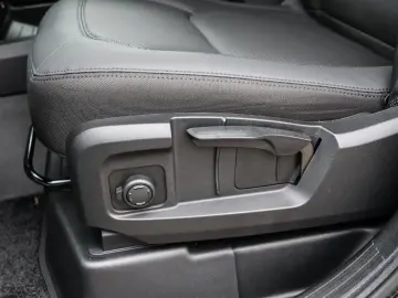 Land Rover Defender 110 S D200 AHK  19  LM Black  Sitzheizu