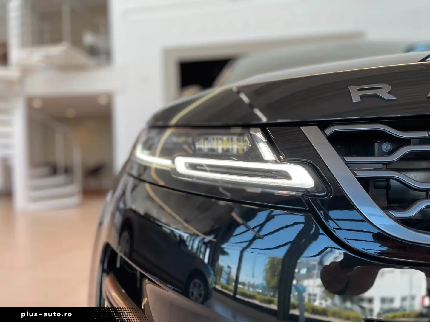 Land Rover R-Dynamic SE  Pano Winter 20  Black Keyless ACC