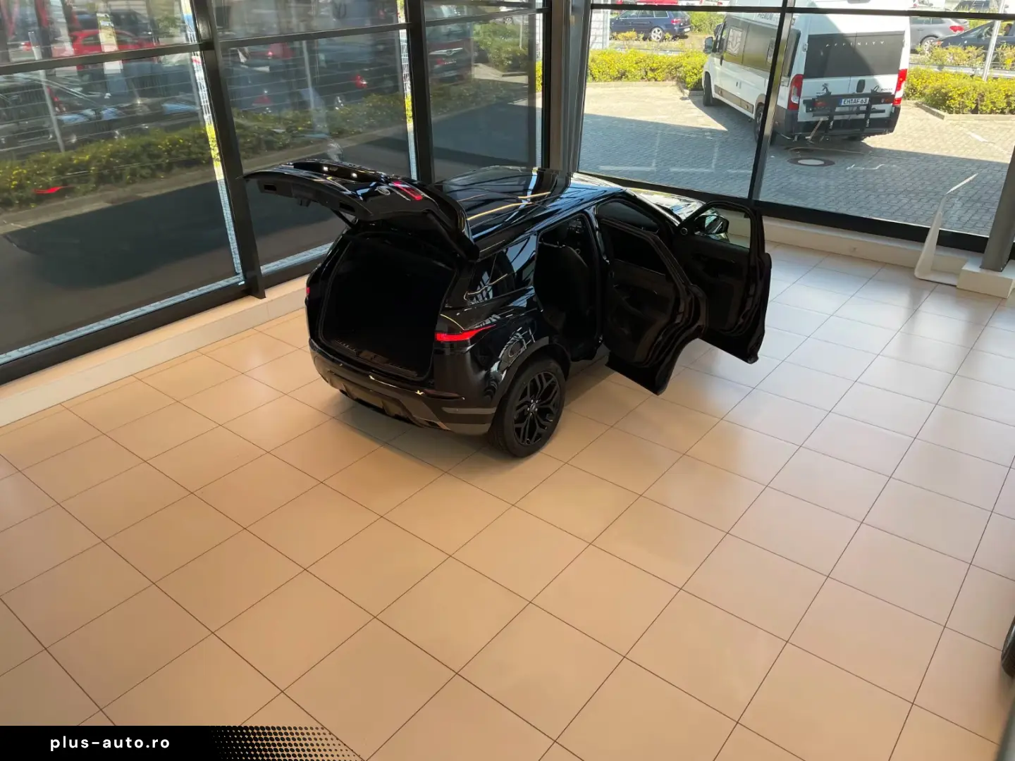 Land Rover R-Dynamic SE  Pano Winter 20  Black Keyless ACC